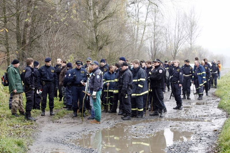 Policisté a hasiči pátrají v Drahanském údolí po zmizelé Aničce.