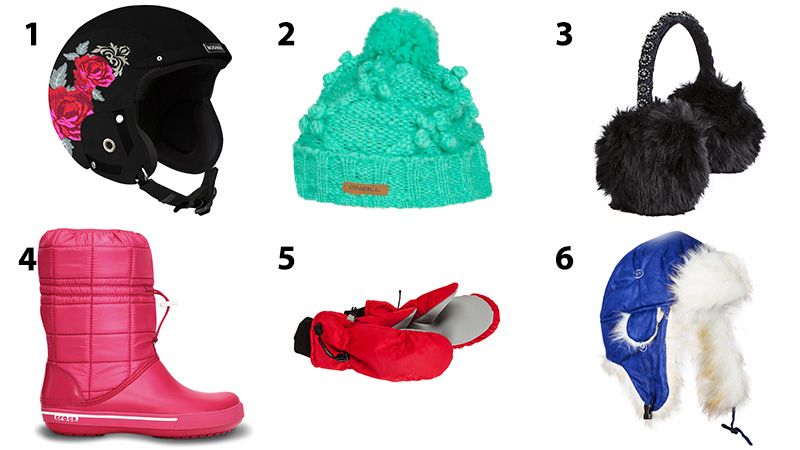 1. Lyžařská, nebo snowboardová helma s růží, Bogner. 2. mentolová zimní čepice, Sportmall. 3. Klapky na uši, F&F. 4. Růžové sněhule, Crocs. 5. Lyžařské rukavice, F&F. 6. Moderní zimní ušanka, Gate.