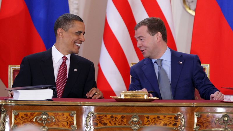 Dohodu o omezení strategických zbraní START podepsali v dubnu 2010 v Praze prezidenti USA a Ruska Barack Obama (vlevo) a Dmitrij Medvěděv.