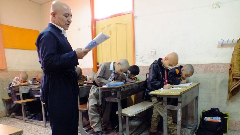 Učitel Ali Mohammadian ve své třídě