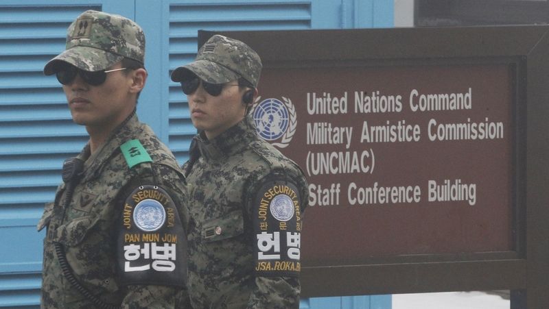 Jihokorejští vojáci poblíž demilitarizované zóny u hranice s KLDR