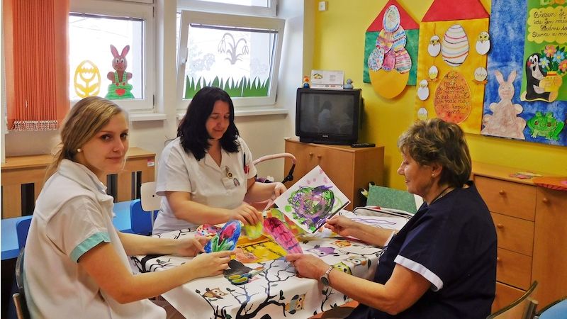Zdobení vajíček, pletení tataru, výroba dekorací – to je výčet aktivit, o které nepřijde žádný z pacientů dětského oddělení Nemocnice Nový Jičín. 