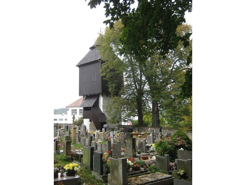 Nejcennější a nejstarší stavbou slavoňovského souboru a jeho dominantou je zvonice, jejíž spodní část tvoří vstup na hřbitov. 