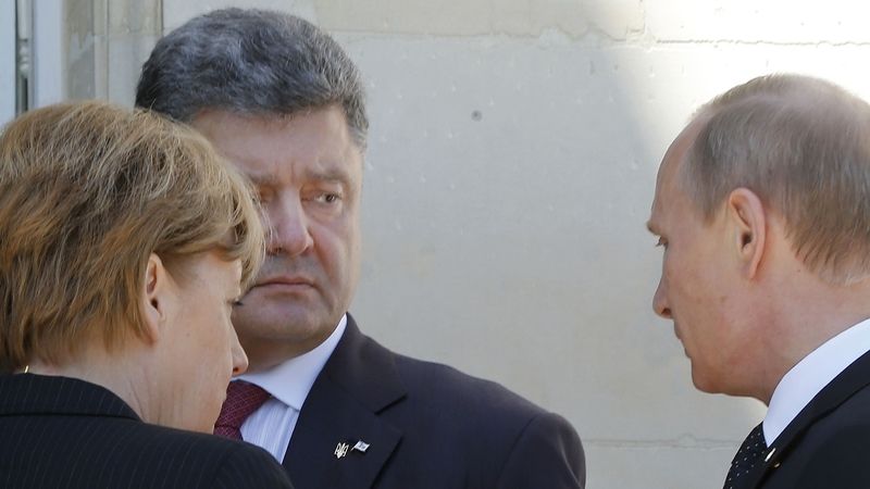 Německá kancléřka Angela Merkelová, budoucí ukrajinský prezident Petro Porošenko (uprostřed) a ruský prezident Vladimir Putin před obědem v Benouville 