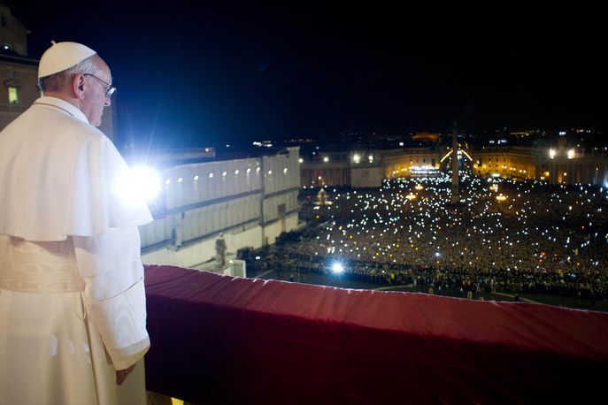 Papež František zdraví dav věřících ve Vatikánu.
