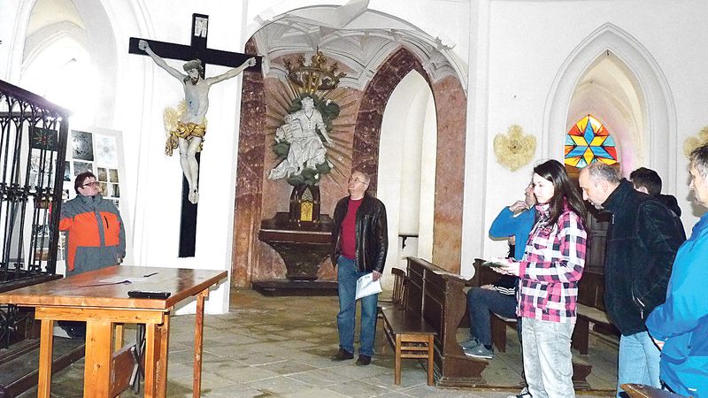 Průvodkyně Marie Dubová (vlevo) umí o kostele poutavě vyprávět.