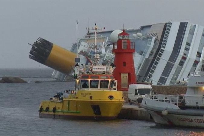 BEZ KOMENTÁŘE: Havarovaná loď se opět pohnula, záchranáři pozastavili práci