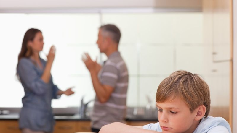 Časté hádky rodičů mohou vést k tomu, že se děti takový styl jednání naučí a budou ho považovat za normální.