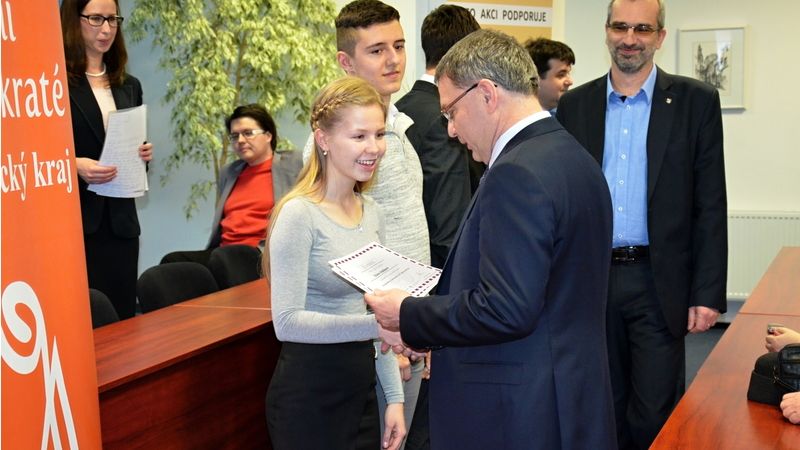 Eliška Drábková z Gymnázia Čajkovského přebírá diplom od ministra zahraničí Lubomíra Zaorálka