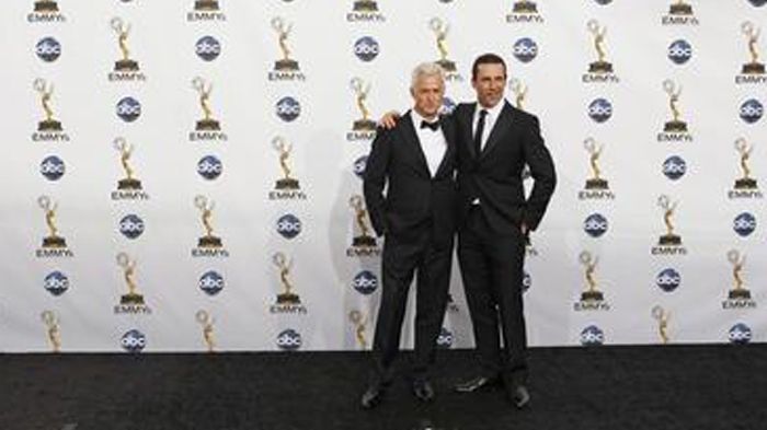 Herci John Slattery (vlevo) a Jon Hamm ze seriálu Mad Men.