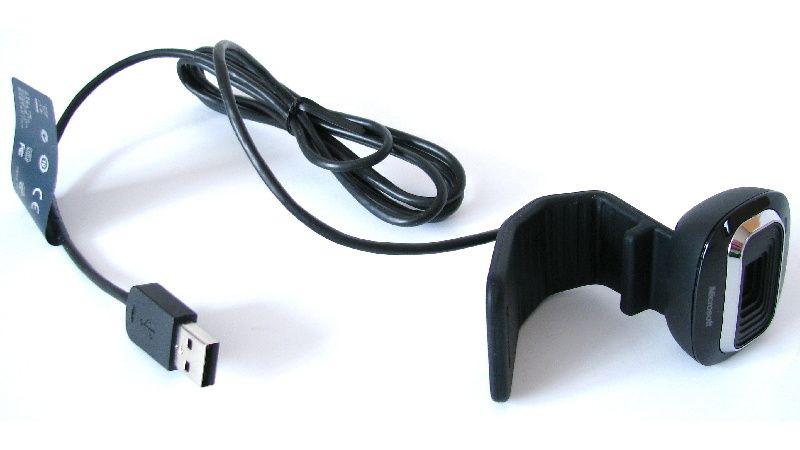 Kamera se s počítačem spojuje přes USB kabel. Ten je dlouhý 1,8 metru a vystupuje z hlavy webkamery.