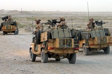 Britští vojáci hlídkují u Kandaháru.