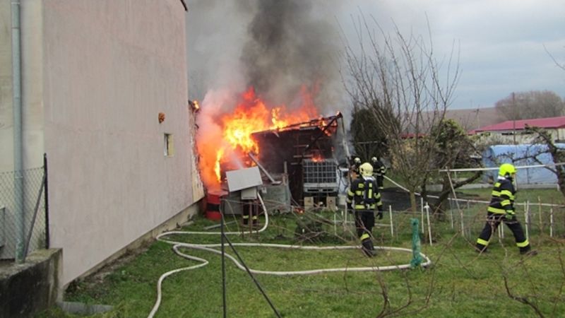Hořící dřevěná chata v Malenovicích.