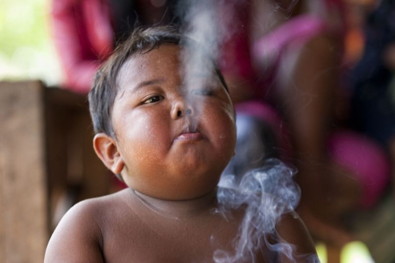 Děsivý pohled na dvouletého Ardiho v hustém cigaretovém oparu.
