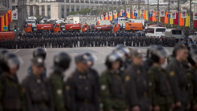 Policisté v Moskvě vytáhli proti demonstrantům