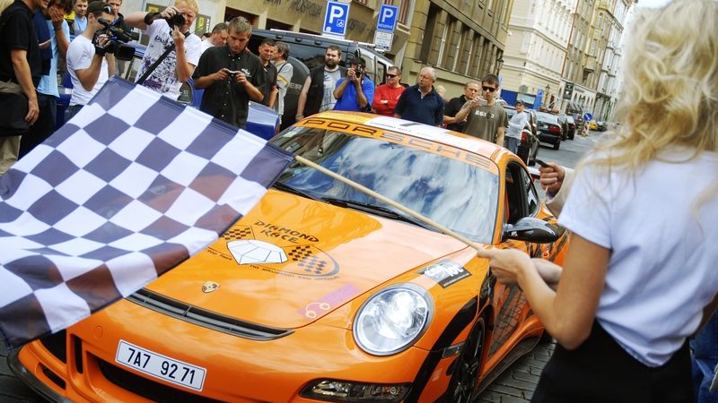 V Praze byl 3. září odstartován čtyřdenní automobilový závod majitelů luxusních aut Diamond Race.
