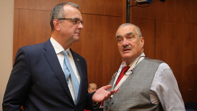 Nově zvolený předseda TOP 09 Karel Schwarzenberg (vpravo) s Miroslavem Kalouskem, který obhájil post prvního místopředsedy. 