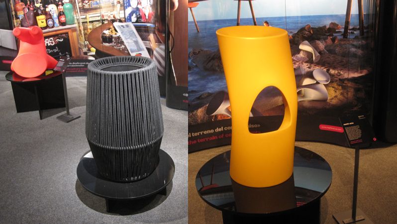Červená stolička vlevo je multifunkčním objektem od firmy Magis, vedle něj je umístěn květináč ZigZag od Emiliana design studia. Zcela vpravo je k vidění stolička Flog od Martína Azúa.