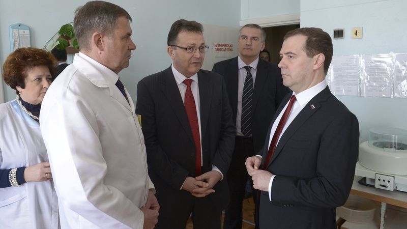 Ruský premiér Dmitrij Medvěděv (vpravo) na návštěvě simferopolské dětské nemocnice 