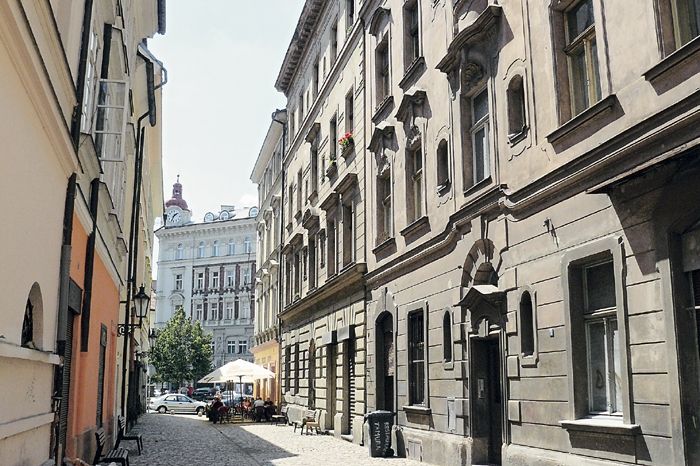 Fasády domů ulice V Kotcích by se měly v nejbližší době dočkat oprav.