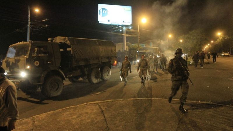 Vojáci přijíždějí k nemocnici v Quitu vysvodit prezidenta.