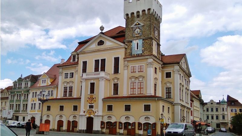 	Impozantní radnice Lobavy (Löbau) s gotickou věží připomíná dodnes historii, kdy město bylo centrem prosperity	