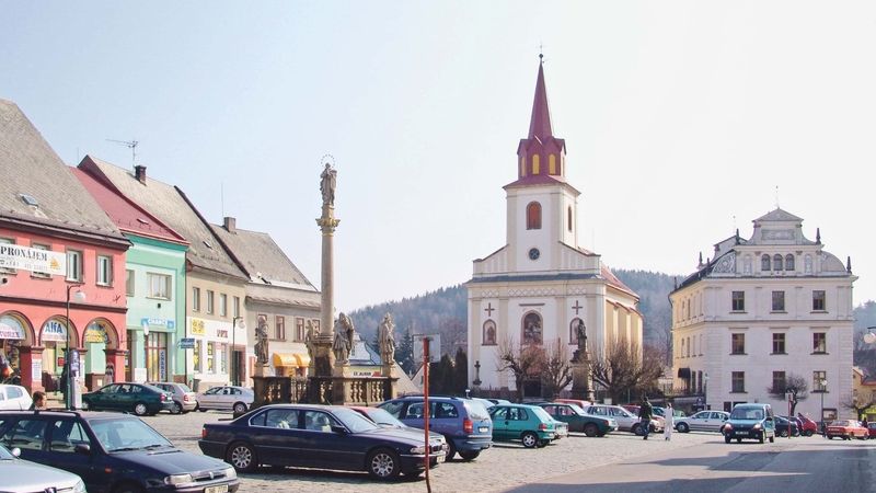 Novopacké náměstí s farním kostelem sv. Mikuláše. 