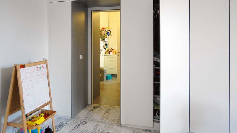Z obýváku je vstup do malé kuchyňky uprostřed bytu, dveře vedou do dětského pokoje. 