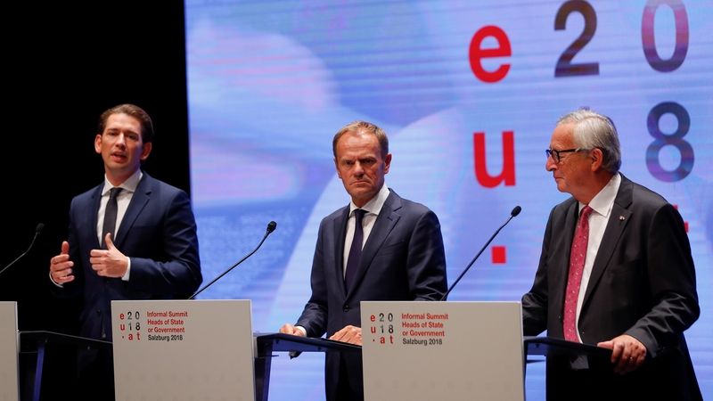 Rakouský kancléř Sebastian Kurz (vlevo), uprostřed šéf Evropské rady Donald Tusk a předseda Evropské komise Jean-Claude Juncker