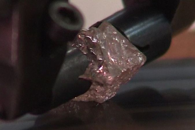 BEZ KOMENTÁŘE: V dole v Austrálii našli vzácný růžový diamant za milióny dolarů