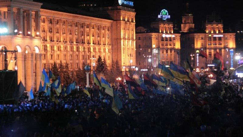 Zaplněné kyjevské Náměstí nezávislosti s ukrajinskými vlajkami