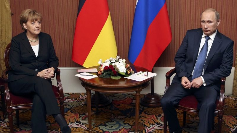Německá kancléřka Angela Merkelová při jednání s ruským prezidentem Vladimirem Putinem v Deauville