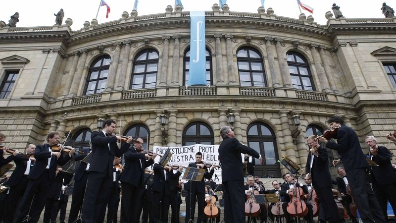 Hráči České filharmonie v létě protestovali proti odvolání uměleckého ředitele Darjanina.