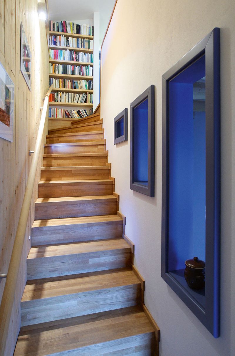 Do horního patra se dostaneme po schodech s masivním dubovým obkladem, v nice na chodbě je originálně zabudovaná knihovna. 