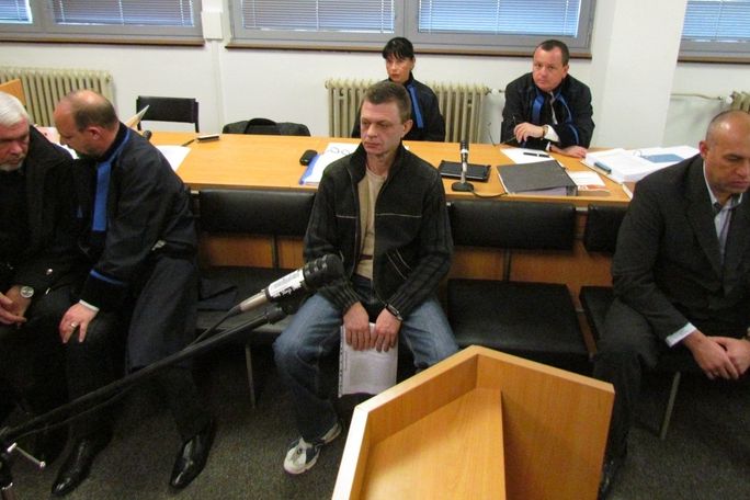 Valerij Prytoka (zleva), Oleg Kalašnikov a Semen Lembak u ústeckého krajského soudu.

