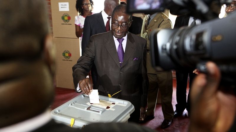 Zimbabwský prezident Robert Mugabe při sobotním referendu o nové ústavě