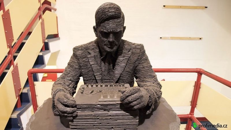 Turingova socha v Bletchley Parku, neboli Stanici X, kde se během války pracovalo na rozluštění nepřátelských kódů. Dnes je z komplexu muzeum.
