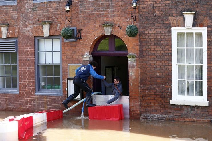 Britobvé se pokoušejí dostat do restaurace v zaplaveném Worcesteri