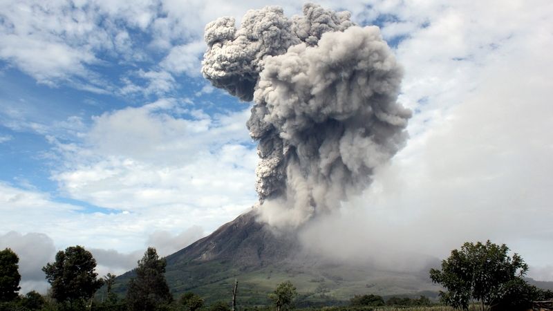 Vulkán Sinabung chrlí popel a dým