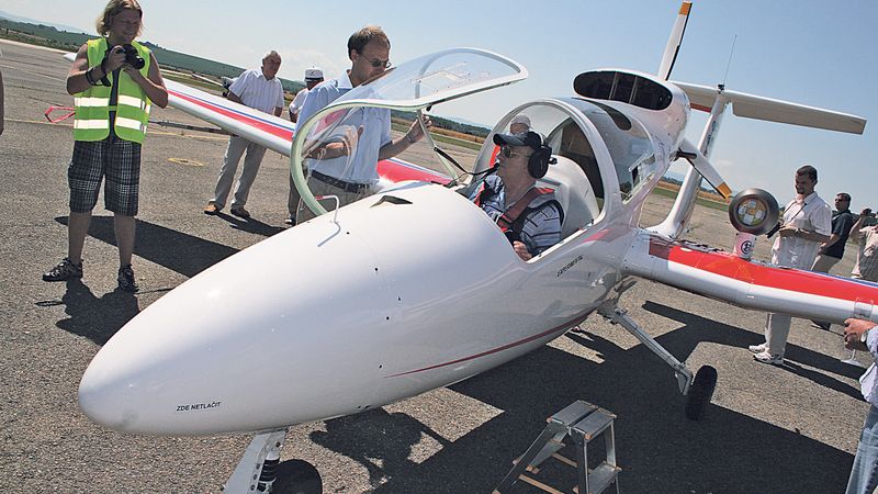 Pilot Stanislav Sklenář nalétal s VUT 001 Marabu teprve deset vzdušných kilometrů. 