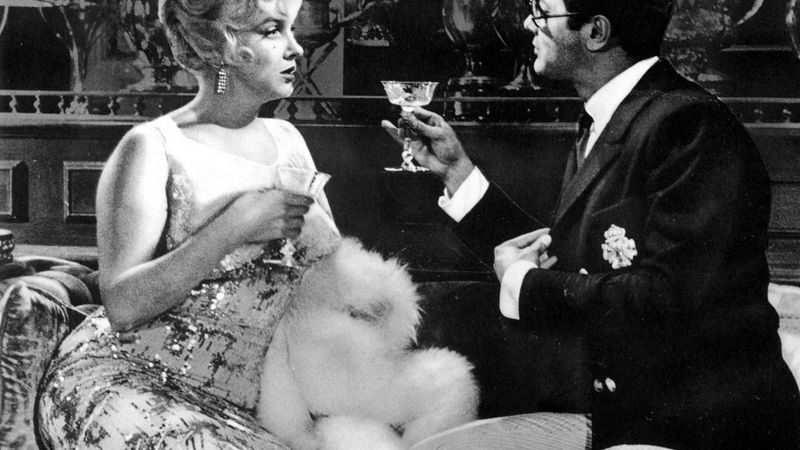 Marilyn Monroe a Tony Curtis v legendární scéně filmu Někdo to rád horké.