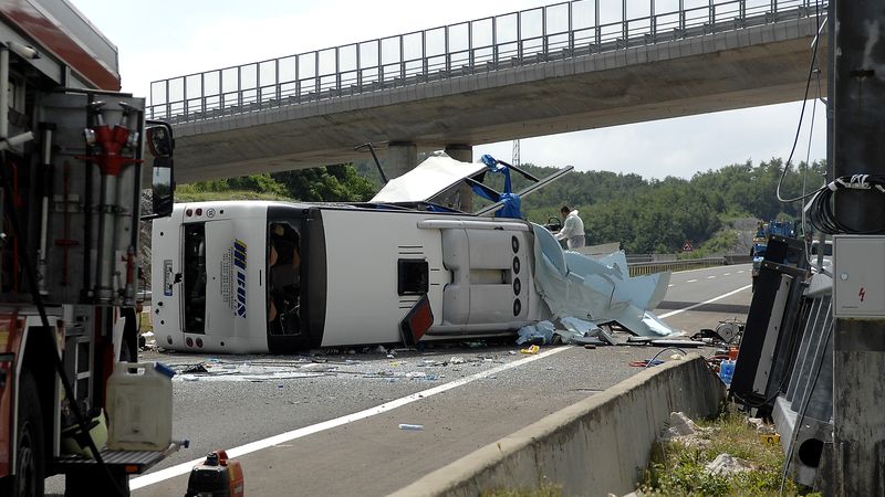 Zničený autobus zůstal po nehodě ležet převrácený na vozovce