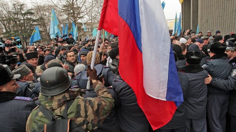 Proruská demonstrace před sídlem krymského parlamentu