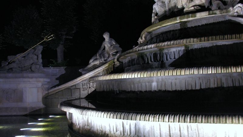 Do francouzského parku se turisti v létě podívají i při nočních prohlídkách
