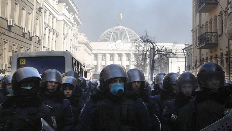 Policejní síly před sídlem ukrajinského parlamentu v Kyjevě