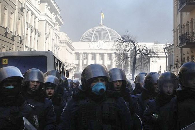 Policejní síly před sídlem ukrajinského parlamentu v Kyjevě 