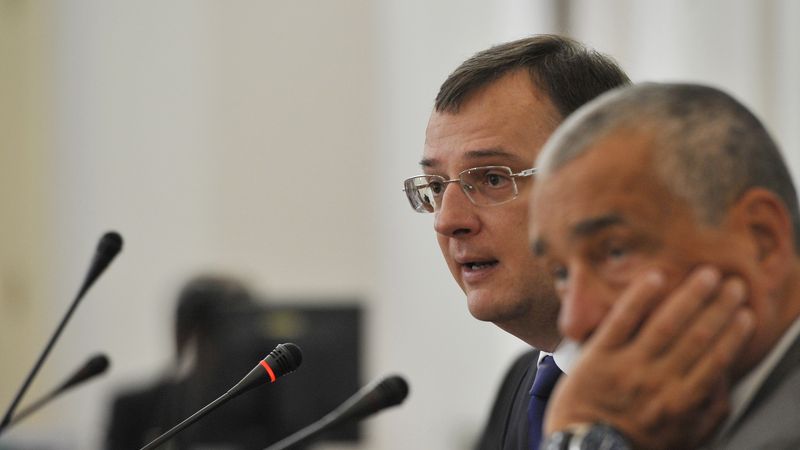 Premiér Petr Nečas (vlevo) a ministr zahraničí Karel Schwarzenberg na poradě vedoucích zastupitelských úřadů České republiky v zahraničí. 
