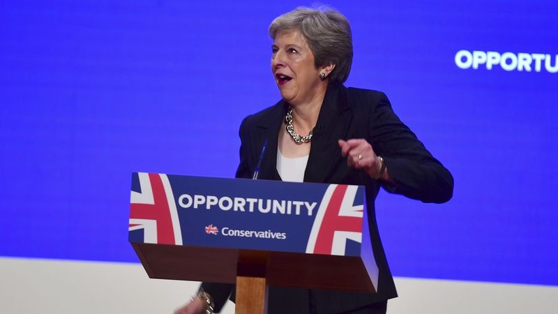 Britská premiérka Theresa Mayová na konferenci konzervativců v Birminghamu
