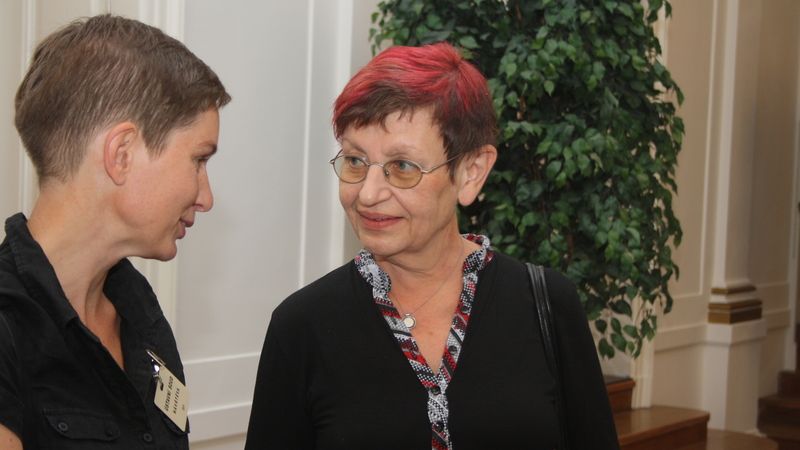 Ivana Königsmarková (vpravo) před jednáním Ústavního soudu.