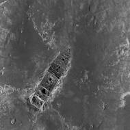 Záběr Titaniku na dně mořském, který kombinuje fotografie a obraz ze sonaru.